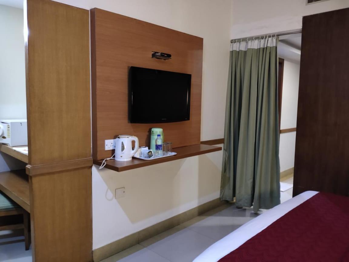 Hotel Western Gatz Theni Extérieur photo