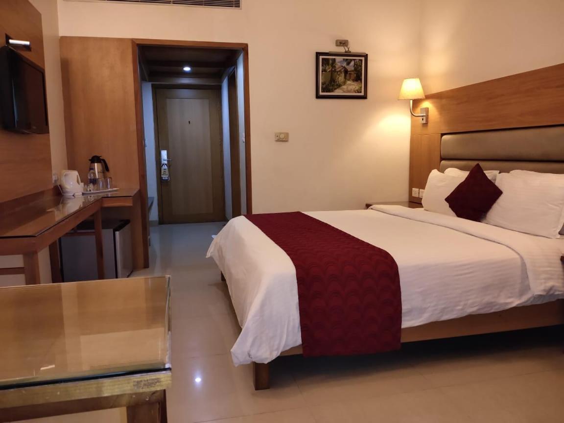 Hotel Western Gatz Theni Extérieur photo