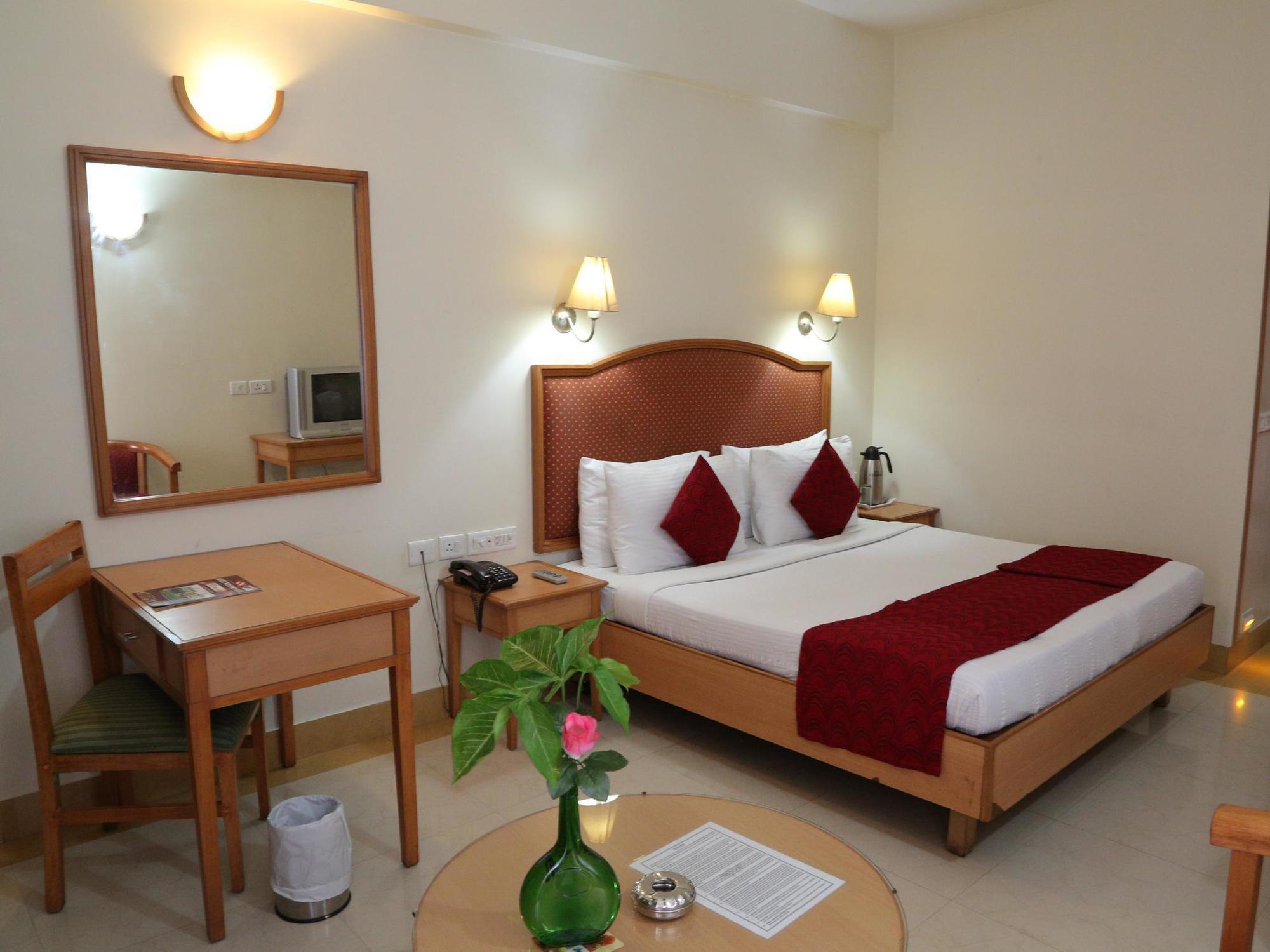 Hotel Western Gatz Theni Extérieur photo